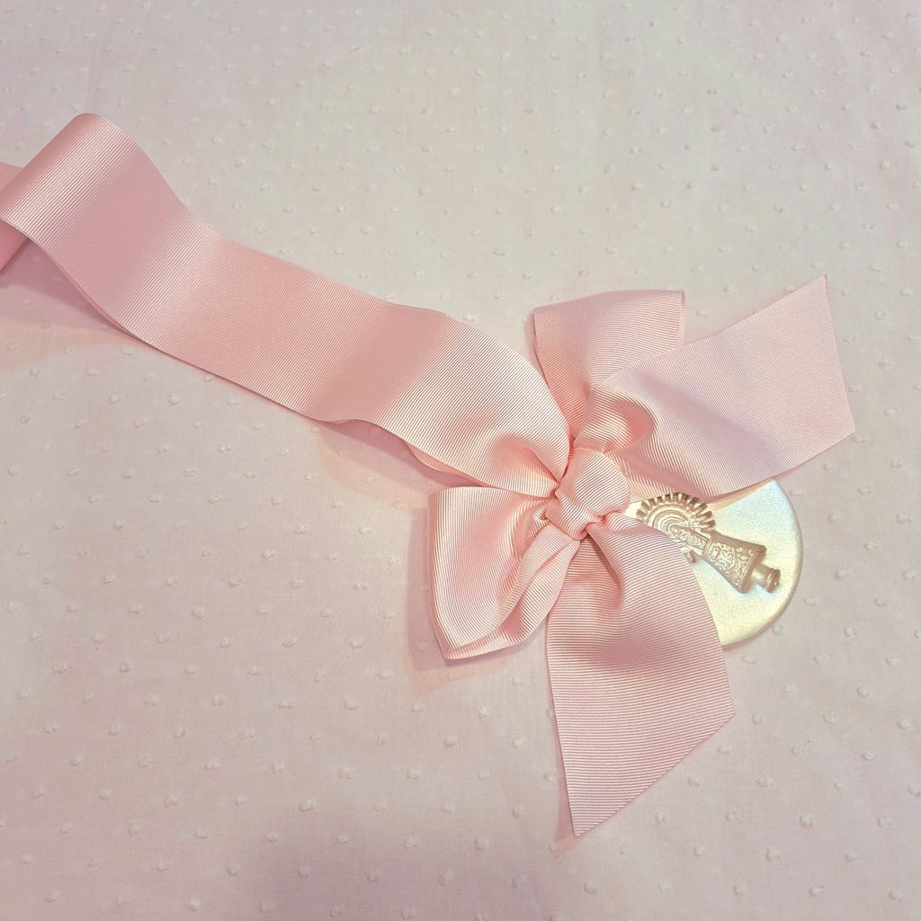 La Medalla de la Virgen del Pilar de Zaragoza con cinta y lazo rosa es un detalle delicado y lleno de significado para tu bebé. Su tono rosa aporta dulzura y elegancia, y al estar hecha a mano, cada medalla es única y especial.

Ideal para colocar en la cuna, minicuna o carro, convirtiéndose en un símbolo de protección y en un recuerdo inolvidable para nacimiento o bautizo.