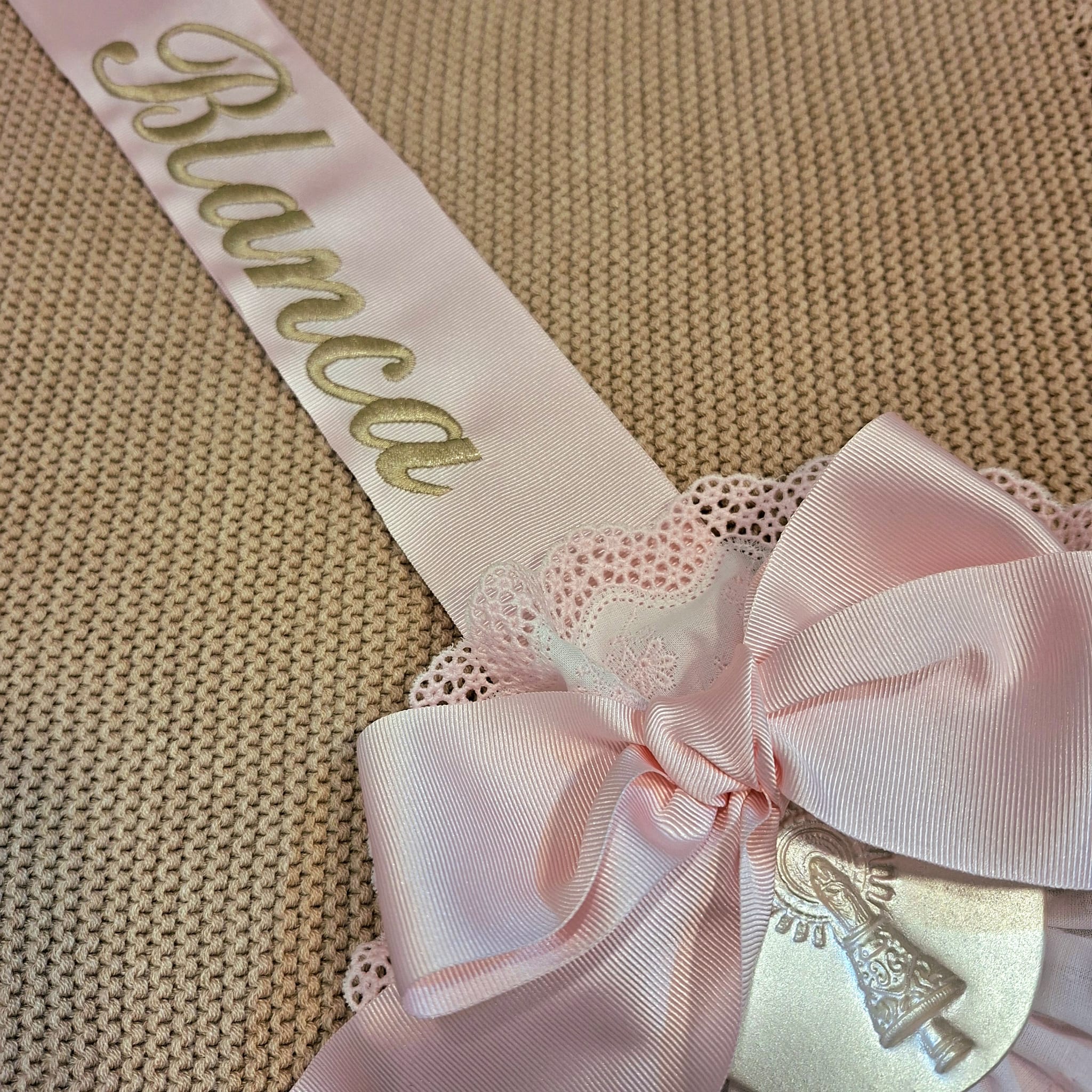 Medalla de la Virgen del Pilar de Zaragoza Rosa con Escarapela y Nombre 1