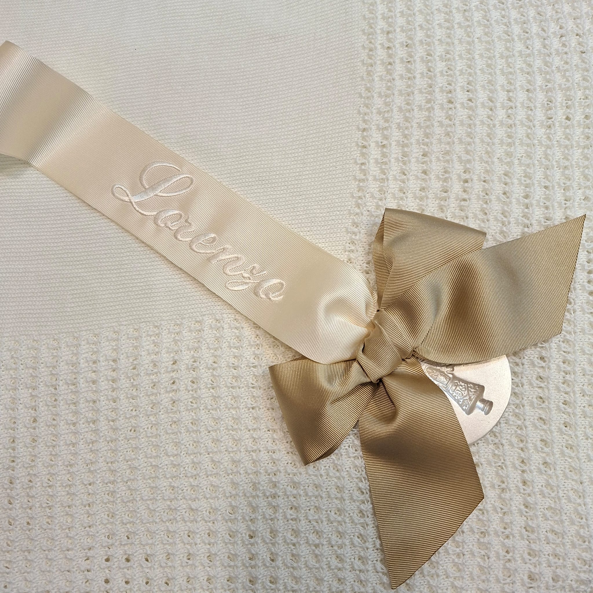 Medalla de la Virgen del Pilar de Zaragoza Cinta Crudo Lazada Tostado con Nombre