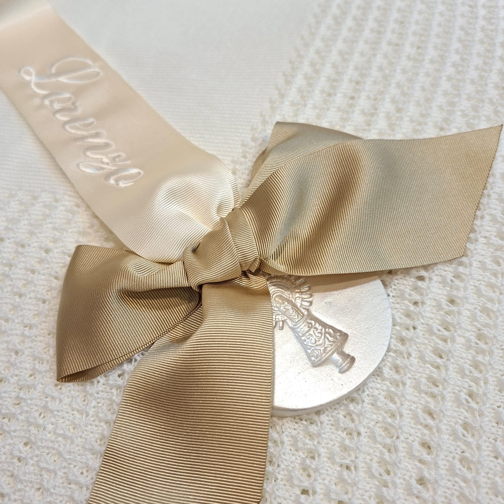 Medalla de la Virgen del Pilar de Zaragoza Cinta Crudo Lazada Tostado con Nombre